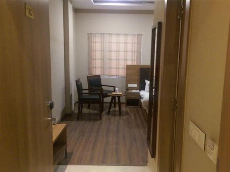 The Premier Hotel Кота Экстерьер фото